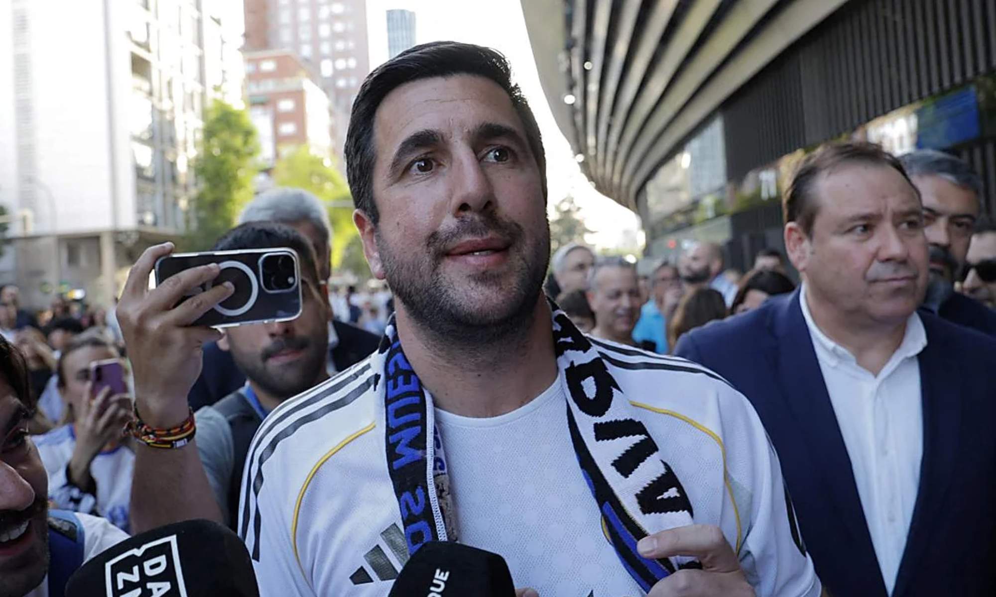 Enrique Riquelme, en los aledaños del Santiago Bernabéu el pasado fin de semana.