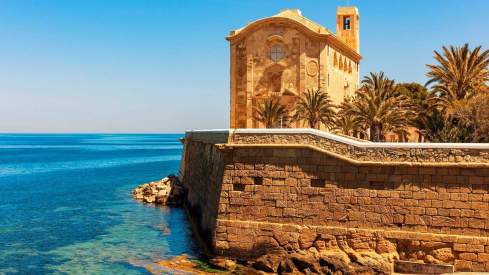 Es la isla habitada más pequeña de España: 50 habitantes, pueblo amurallado declarado Conjunto Histórico-Artístico y una antigua fortaleza del siglo XVIII