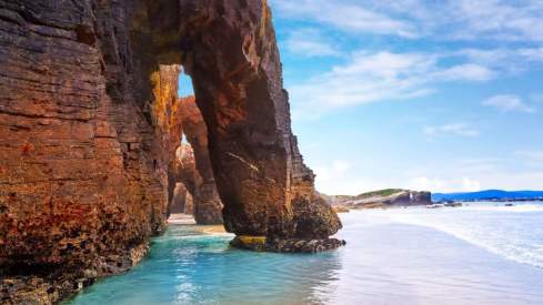 La playa más bonita de España a la que solo entran 5.000 personas al día: 1,2 kilómetros de largo, con arcos monumentales y Reserva de la Biosfera