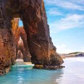 La playa más bonita de España a la que solo entran 5.000 personas al día: 1,2 kilómetros de largo, con arcos monumentales y Reserva de la Biosfera