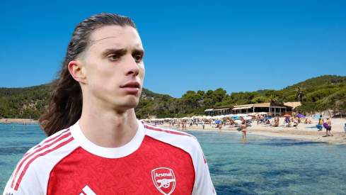 Riccardo Calafiori pasa sus vacaciones en Ibiza, en la Playa de Las Salinas.