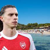 Riccardo Calafiori pasa sus vacaciones en Ibiza, en la Playa de Las Salinas.