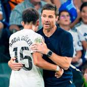 Xabi Alonso y Arda Güler en un partido del Real Madrid.