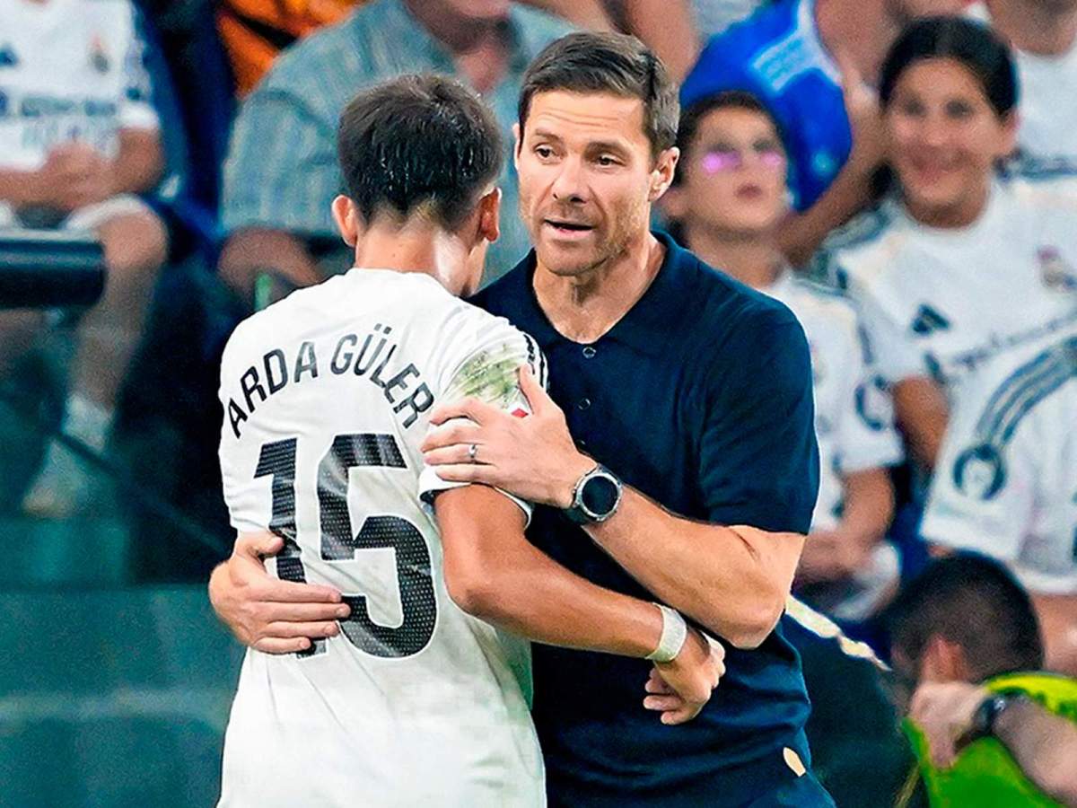 Xabi Alonso y Arda Güler en un partido del Real Madrid. Xabi Alonso y Arda Güler en un partido del Real Madrid.