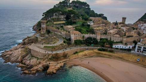 Tossa de Mar es el único pueblo medieval que cuenta con un recinto amurallado junto al mar.
