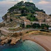 Tossa de Mar es el único pueblo medieval que cuenta con un recinto amurallado junto al mar.