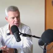 Javier Aguirre hablando en un podcast.