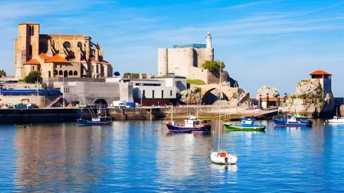 El Castillo de Castro Uridales y el Faro de Santa Ana.