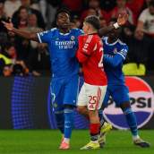 Gianluca Prestianni y Vinicius Junior, separados por Eduardo Camavinga después del encontronazo que tuvieron el 17 de febrero en el encuentro de Champions entre el Benfica y el Real Madrid.