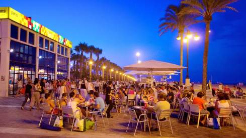 Es el paseo marítimo más cercano a Madrid: 2 kilómetros de largo, junto a un barrio de pescadores con azulejos de colores y el lugar ideal para comer arroz