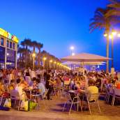Es el paseo marítimo más cercano a Madrid: 2 kilómetros de largo, junto a un barrio de pescadores con azulejos de colores y el lugar ideal para comer arroz
