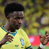 Vinícius Júnior disputando un partido con la selección de Brasil.