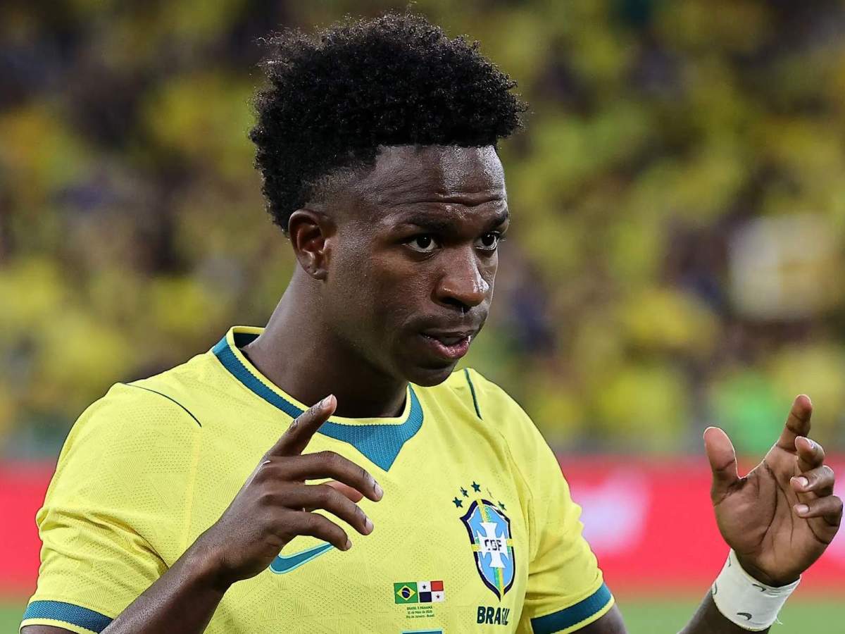 Vinícius Júnior disputando un partido con la selección de Brasil.