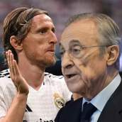 Florentino Pérez y Luka Modric con la camiseta del Real Madrid.