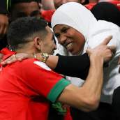 Achraf Hakimi, abrazándose con su madre tras un encuentro reciente de la Selección de Marruecos.