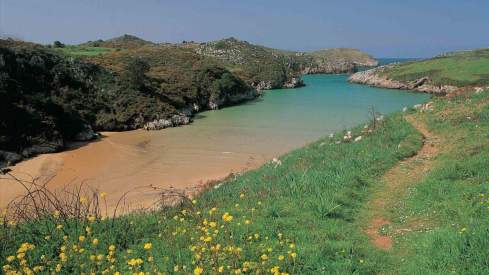 La Playa de Poo, en Llanes, es perfecta por su tranquilidad, al no tener casi olas. La Playa de Poo, en Llanes, es perfecta por su tranquilidad, al no tener casi olas.
