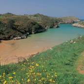 La Playa de Poo, en Llanes, es perfecta por su tranquilidad, al no tener casi olas.