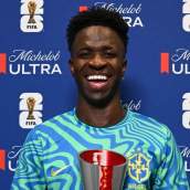 Vinícius Júnior con el premio de MVP después del partido contra Marruecos.