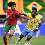 Ayyoub Bouaddi y Vinícius Júnior durante el partido entre Marruecos y Brasil. 