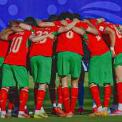 Charla de jugadores de Marruecos durante el partido contra Brasil.