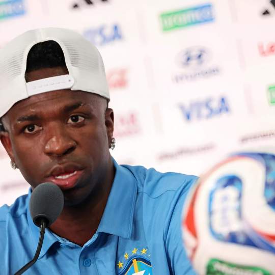 La FIFA ningunea el español en el Mundial y se desata la polémica por no dejar responder a Vinicius, Achraf y De Jong La FIFA ningunea el español en el Mundial y se desata la polémica por no dejar responder a Vinicius, Achraf y De Jong