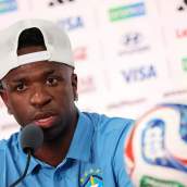 La FIFA ningunea el español en el Mundial y se desata la polémica por no dejar responder a Vinicius, Achraf y De Jong
