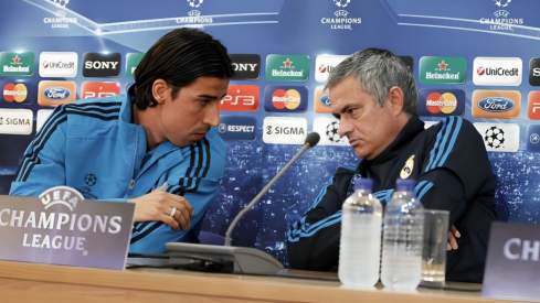 Sami Khedira y José Mourinho, durante una rueda de prensa con el Real Madrid. Sami Khedira y José Mourinho, durante una rueda de prensa con el Real Madrid.