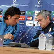 Sami Khedira y José Mourinho, durante una rueda de prensa con el Real Madrid.