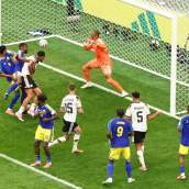 Nico Schlotterbeck, marcando de cabeza el segundo gol de Alemania ante Curazao.