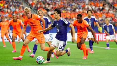 Keito Nakamura, avanzando con el balón, con la marca de Denzel Dumfries detrás, en una jugada del partido de esta noche entre Países Bajos y Japón. Keito Nakamura, avanzando con el balón, con la marca de Denzel Dumfries detrás, en una jugada del partido de esta noche entre Países Bajos y Japón.