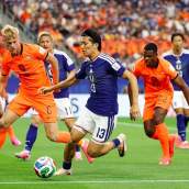 Keito Nakamura, avanzando con el balón, con la marca de Denzel Dumfries detrás, en una jugada del partido de esta noche entre Países Bajos y Japón.
