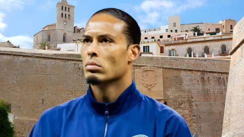 Van Dijk y una foto de Ibiza. Van Dijk y una foto de Ibiza.