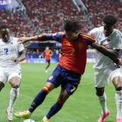 Ferran Torres, controlando un balón ante la presión de la férrea defensa de Cabo Verde.