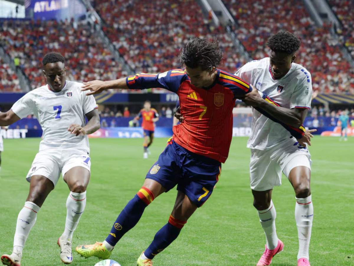 Ferran Torres, controlando un balón ante la presión de la férrea defensa de Cabo Verde. Ferran Torres, controlando un balón ante la presión de la férrea defensa de Cabo Verde.