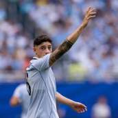 Fede Valverde, da instrucciones a sus compañeros, en el partido de esta madrugada entre Uruguay y Arabia Saudí en el Mundial.