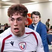 Víctor Muñoz con la camiseta del Osasuna y José Félix Díaz en la redacción del diario AS.