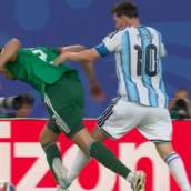 l árbitro perdona la expulsión a Leo Messi en el debut de Argentina en el Mundial: "Era casi naranja"