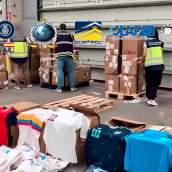 La Policía interviene 16 toneladas de camisetas falsas del Mundial en cinco ciudades de España: los falsificadores aspiraban a ganar 7 millones