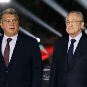 Joan Laporta y Florentino Pérez, coincidiendo en la final de la Supercopa de España de 2023.