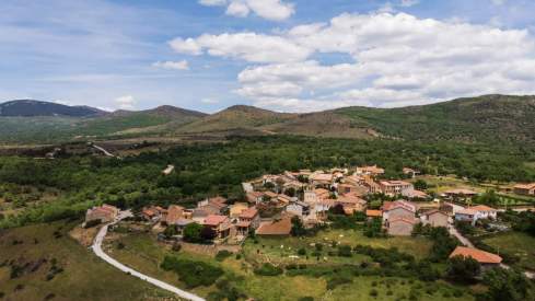 Madarcos, en la Sierra Norte, se encuentra a sólo 100 kilómetros de Madrid. Madarcos, en la Sierra Norte, se encuentra a sólo 100 kilómetros de Madrid.