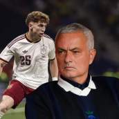 José Mourinho y una foto de Víctor Muñoz disputando un partido con España. 