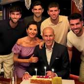 Luca Zidane, primero por la derecha, junto a su padre, Zinedine Zidane, y el resto de su familia.
