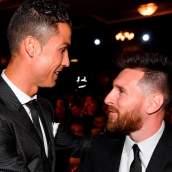 Cristiano Ronaldo y Leo Messi, saludándose durante una gala deportiva.