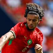 Bouaddi jugando un partido con la selección de Marruecos.