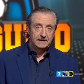 Josep Pedrerol dando una noticia en El Chiringuito.
