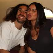 Marc Cucurella y su mujer Claudia Rodríguez en un viaje. 