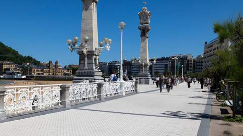 El paseo marítimo de San Sebastián. El paseo marítimo de San Sebastián.