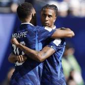 Michael Olise, abrazándose con Kylian Mbappé, durante el partido de Francia contra Senegal en el Mundial.
