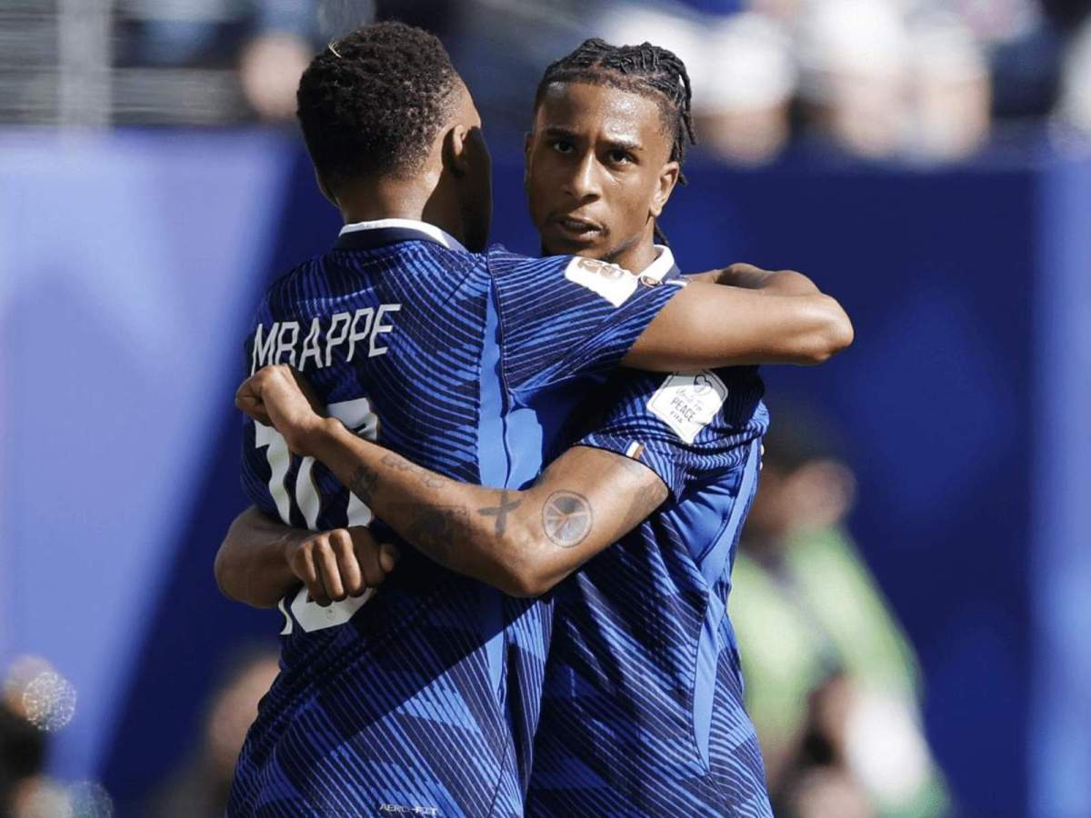 Michael Olise, abrazándose con Kylian Mbappé, durante el partido de Francia contra Senegal en el Mundial. Michael Olise, abrazándose con Kylian Mbappé, durante el partido de Francia contra Senegal en el Mundial.
