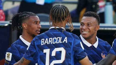 Michael Olise, celebrando con Kylian Mbappé, y Bradley Barcola de espaldas, un gol con la Selección francesa en un partido reciente. Michael Olise, celebrando con Kylian Mbappé, y Bradley Barcola de espaldas, un gol con la Selección francesa en un partido reciente.